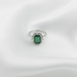 Green Emerald Diamond Ring