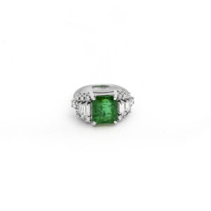 Green Emerald Diamond Ring