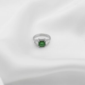 Green Emerald Diamond Ring