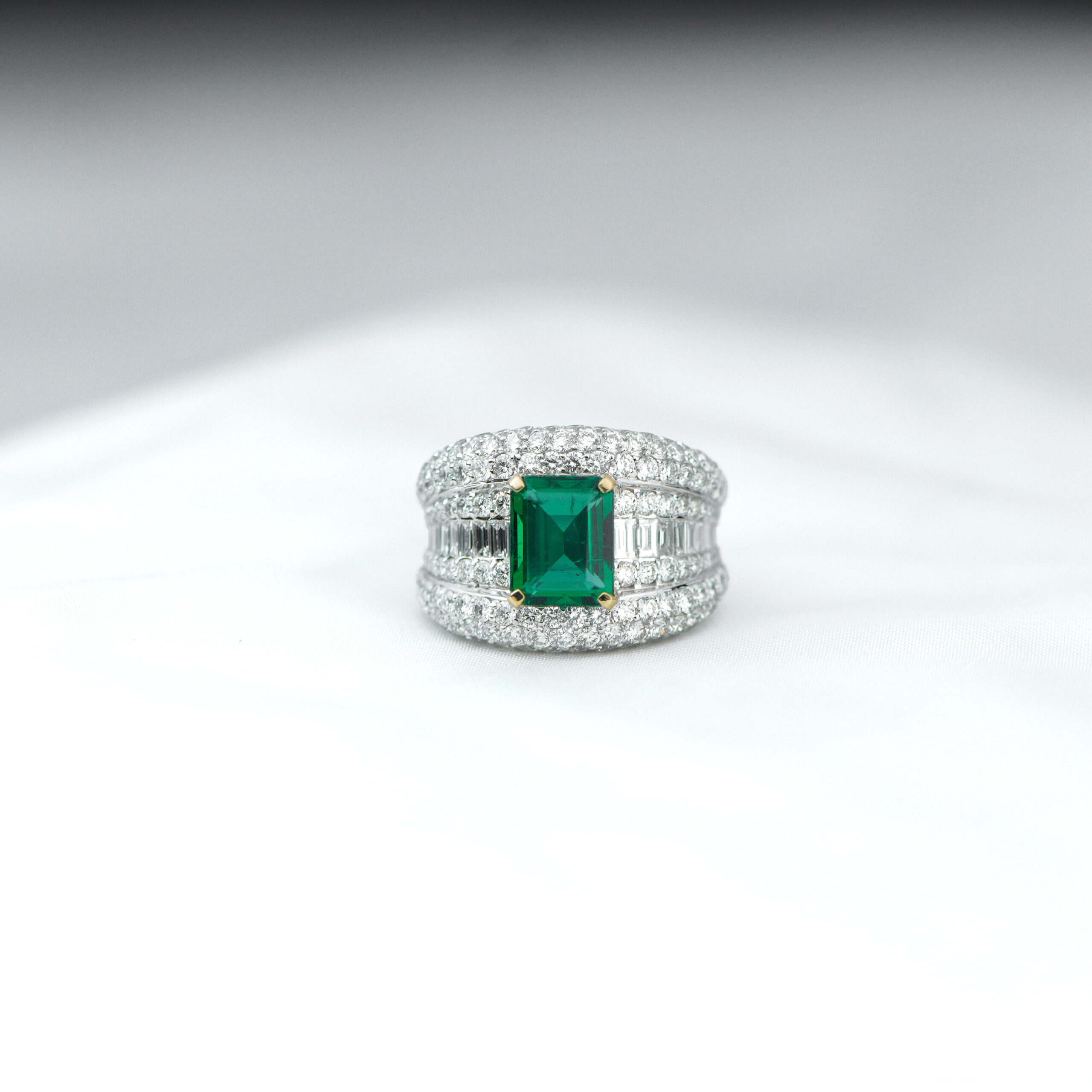 Green Emerald Diamond Ring